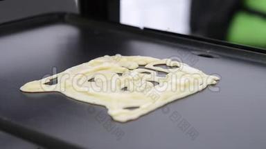 液体面团的3D打印机。 3D打印机打印薄煎饼